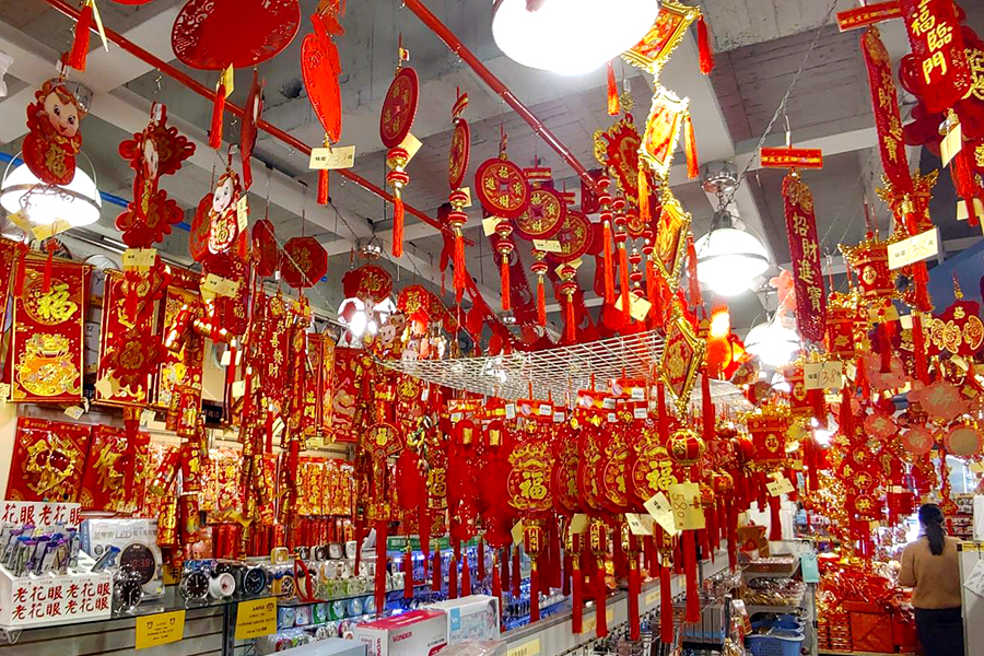 店内の天井にもずっしりと、お正月の飾り物が商品として吊り下げられている