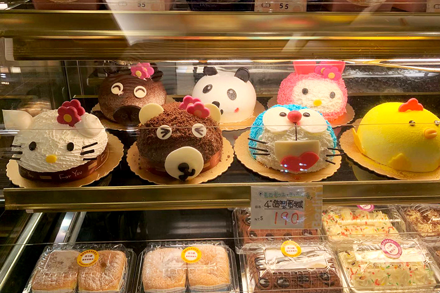 台湾の庶民的なパン屋さんでよく見かける、アニメキャラクターを模したケーキ