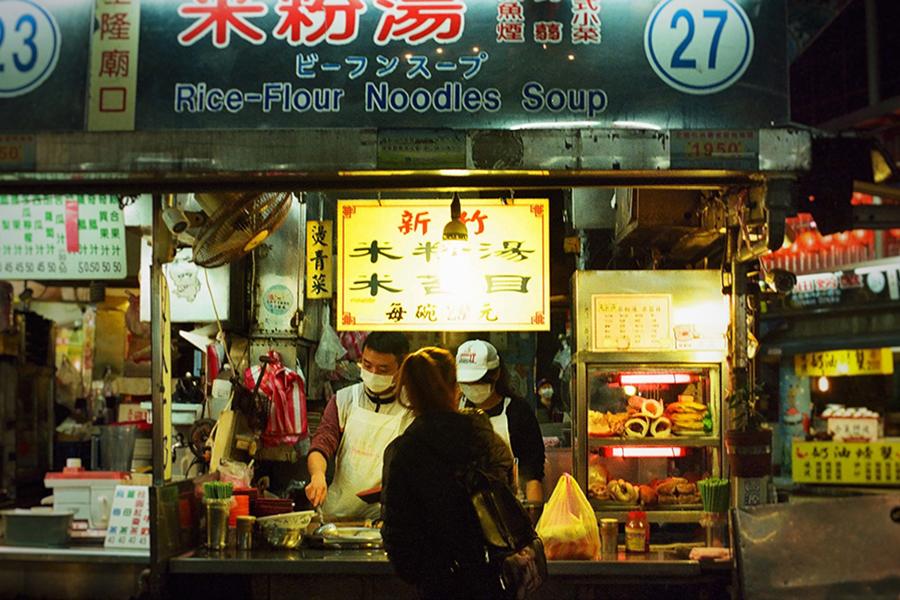 台湾の市場や屋台などでは、今でも多くのポリ袋が使用されている（画像出典：©️Unsplash）