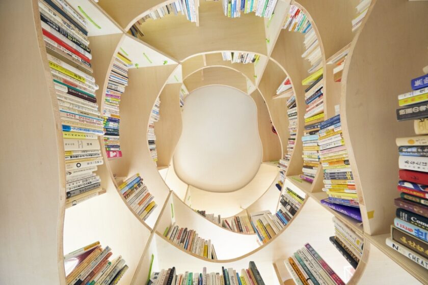 暮らしの中心に本棚を。好奇心や想像力を刺激する「Curiosity Go Round」