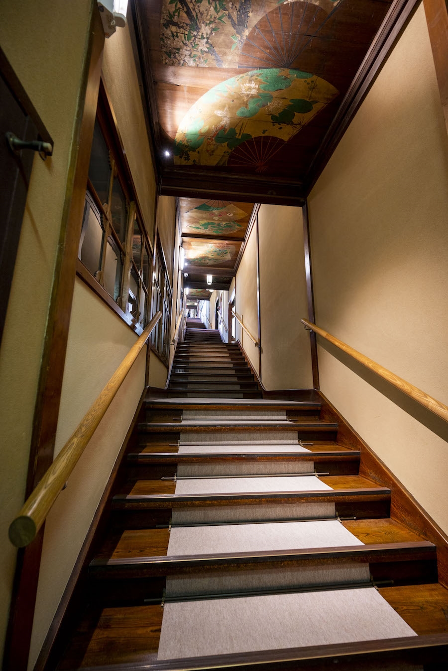 7つの部屋を結ぶ99段の階段　photo by　ぷらいまり