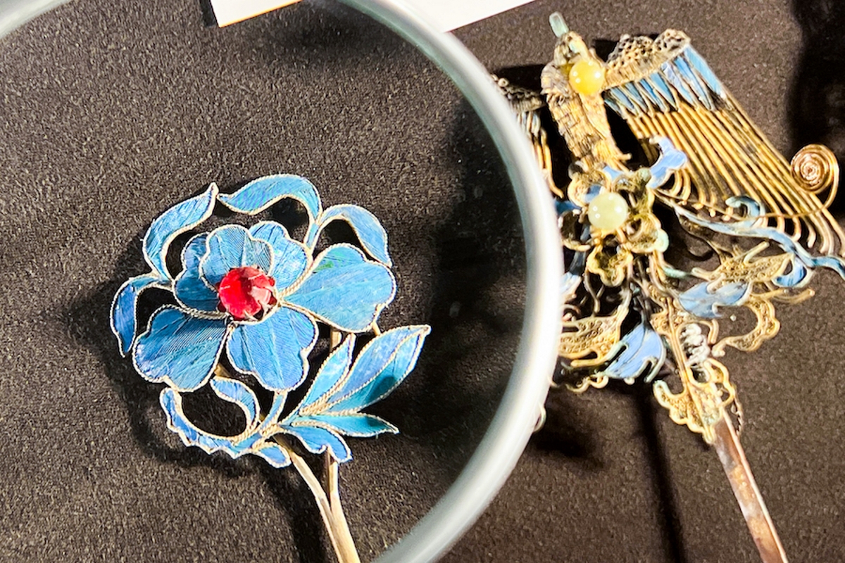 ルリカワセミやアオショウビンの羽根を使った中国の伝統工芸品（写真撮影：ぷらいまり）