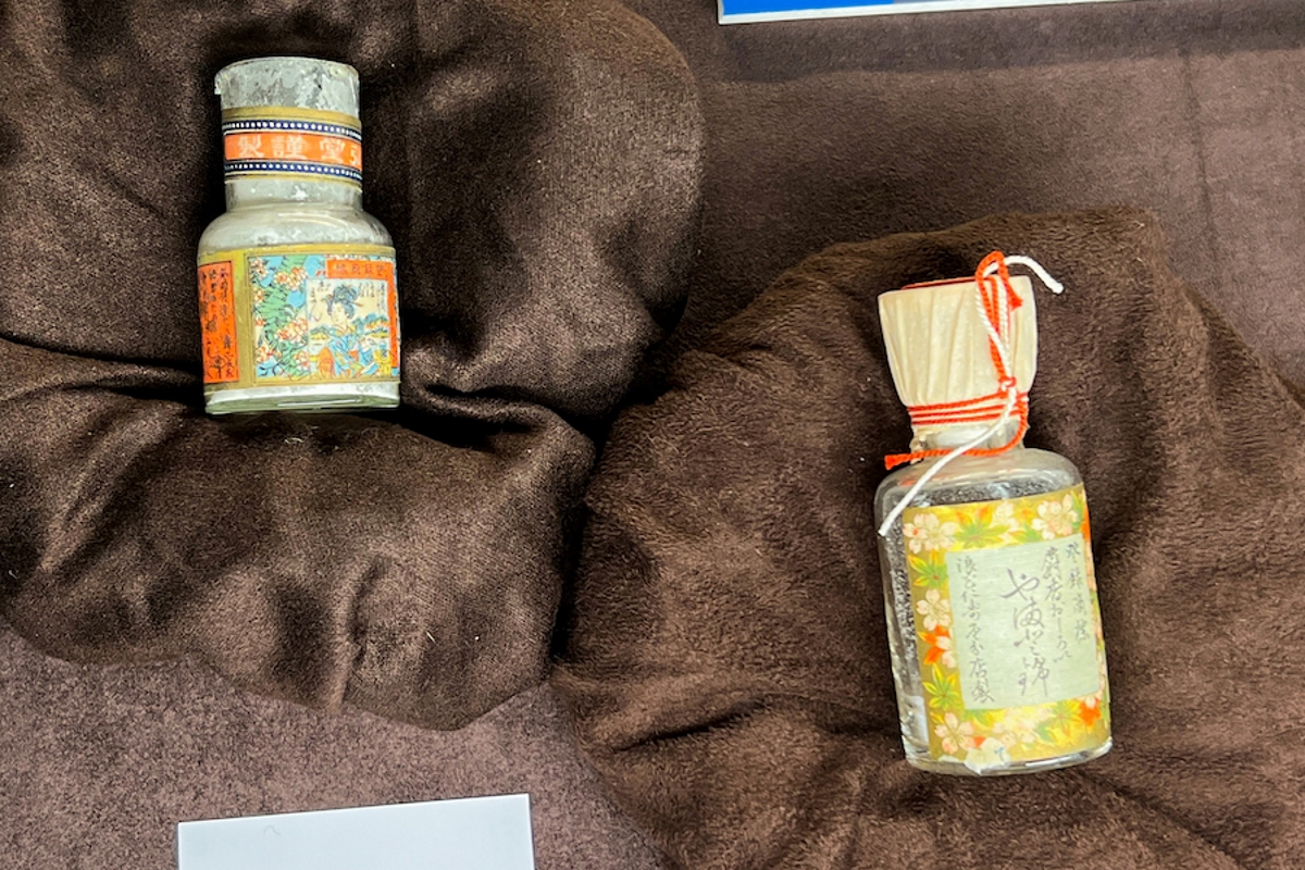 鉛入り白粉(19世紀) のパッケージ（所蔵：アダチ ヨシオ）（写真撮影：ぷらいまり）