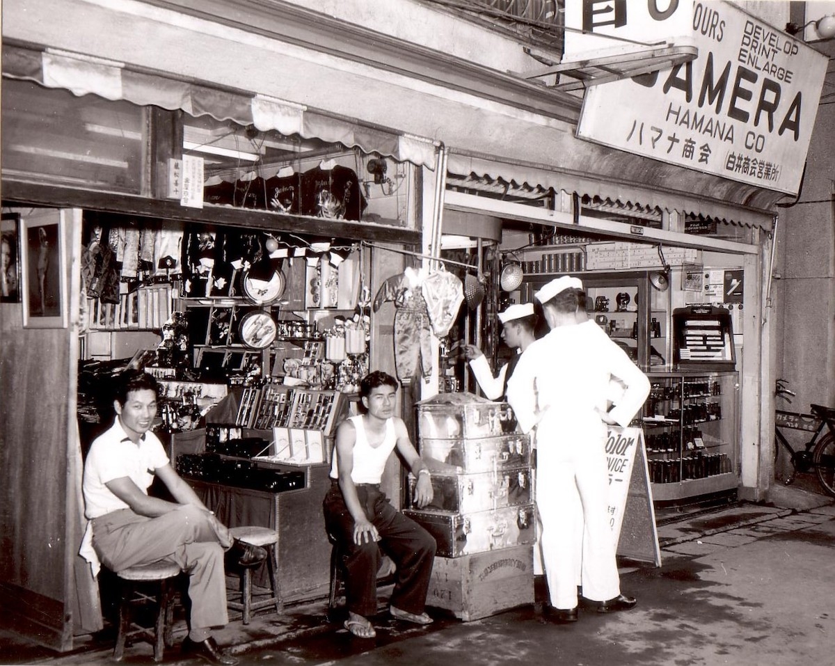 [Souvenir, a souvenir shop for American soldiers on Dobutita Street] September 1956, owned by the U.S. National Archives (provided by Yokosuka City Central Library Local Materials Room)