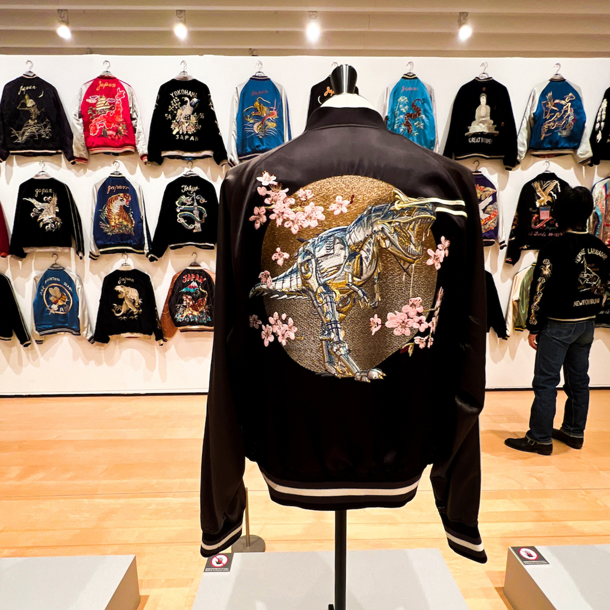 From DIOR PRE-FALL 2019 MEN'S COLLECTION 《DOIR ✕ Hajime Sorayama Bomber Jacket》 (Photo by Praimari)