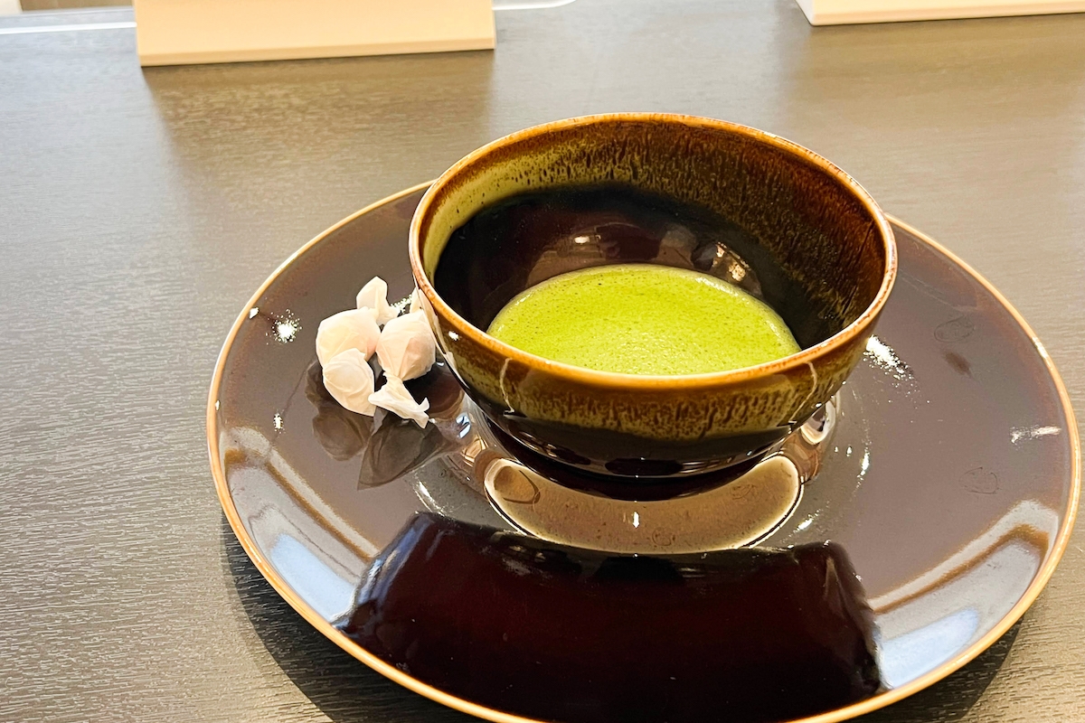 お茶請けの和三盆も美味しいです。（写真撮影：ぷらいまり）