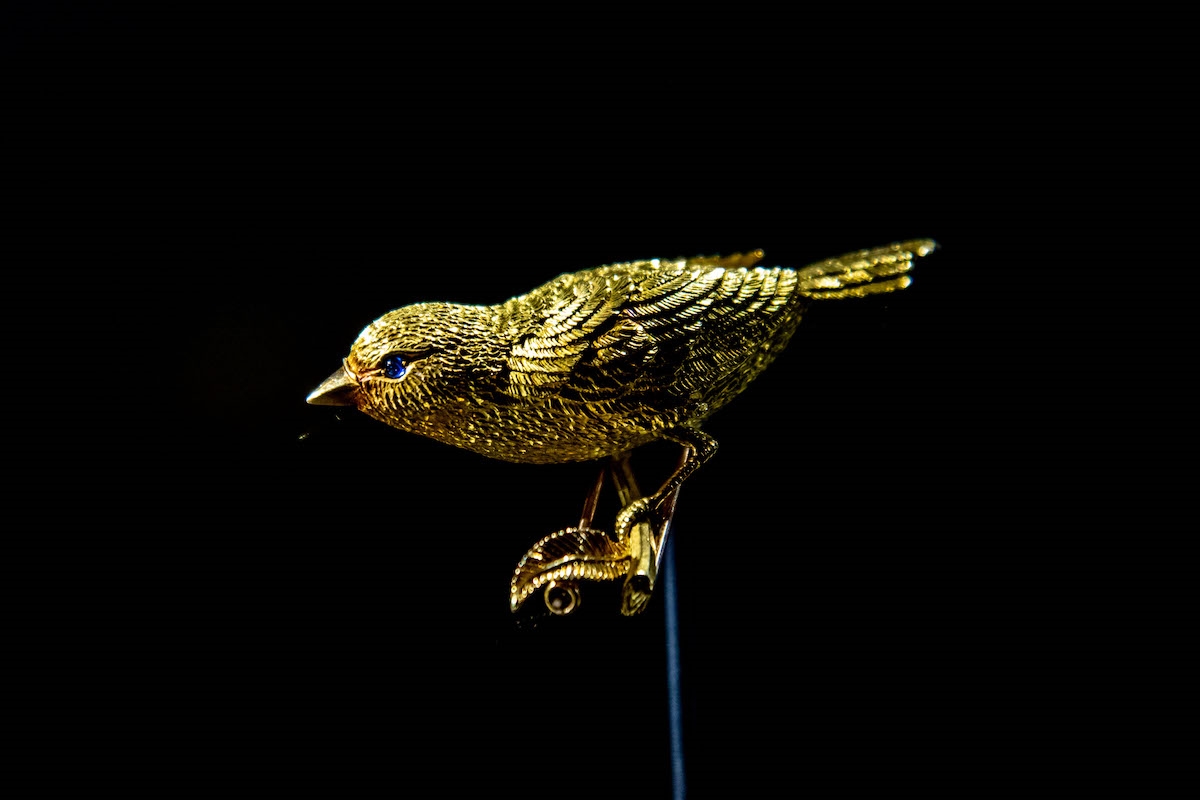 ヴァン クリーフ＆アーベル、鳥のクリップ（ヴァン クリーフ＆アーペル所蔵） 細かい羽根の様子までもがイエローゴールドの彫金で表現されています。（写真撮影：ぷらいまり）