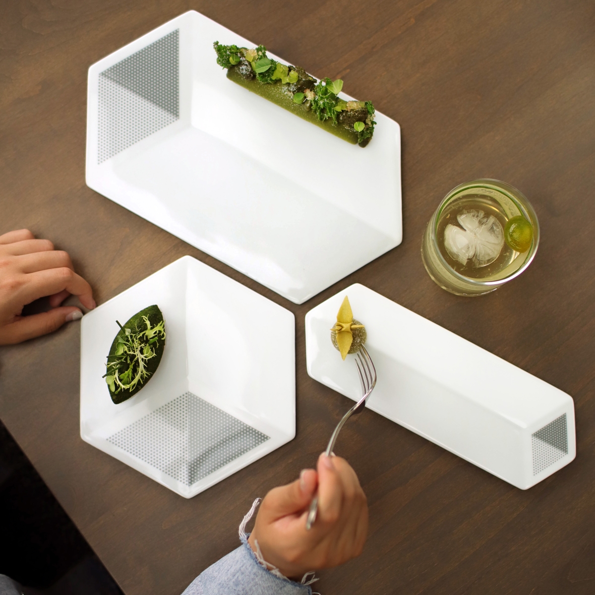 パズルのように、3つのサイズでできたお皿を自由に配置できる（画像提供：©️台北市立美術館）