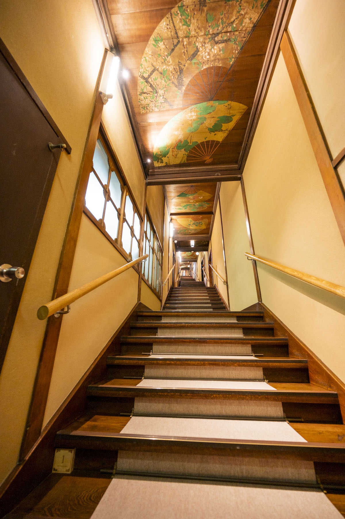 東京都指定有形文化財 「百段階段」。7つの部屋が階段廊下で繋がれています。　photo by　ぷらいまり