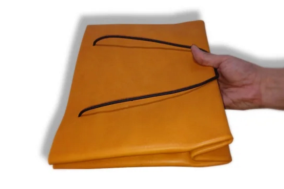 紙袋風自立するレザーバッグ 厚切A4