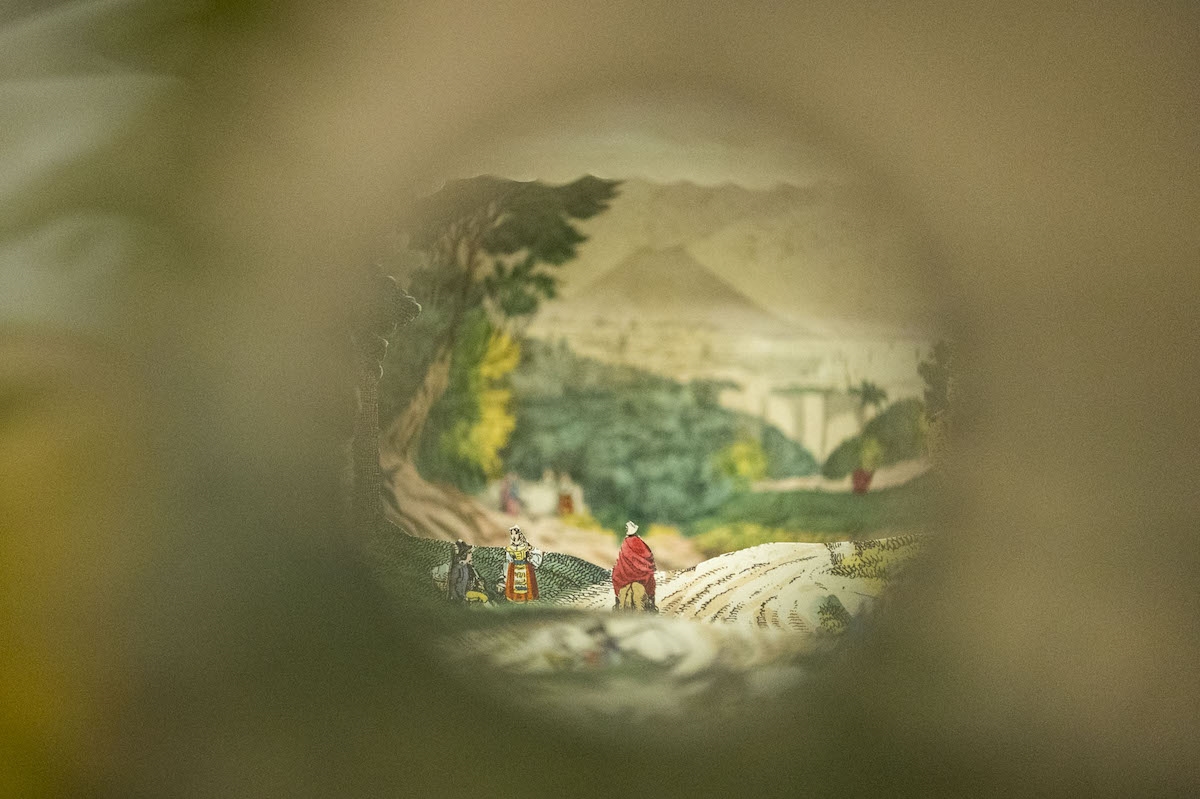 「ペーパーピープショー (ナポリの風景)」(ドイツ製) 作者不詳 1835年頃 東京都写真美術館蔵<br>※7/19〜8/27展示 (会期中に展示替えがあります。)（写真撮影：ぷらいまり）