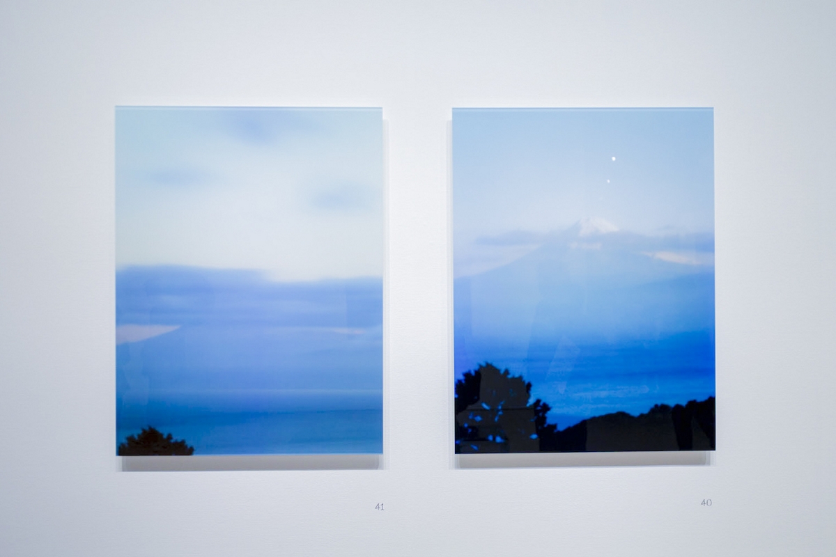 左から《mount FUJI 22/36》,《mount FUJI 23/36》、〈Thirty-Six Views of Mount Fuji〉より / ホンマタカシ<br>同じ部屋から撮影されていますが、天候によって違った雰囲気となっています。（写真撮影：ぷらいまり）